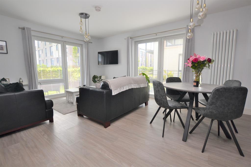 Lowrie Gait, South Queensferry, EH30 2 bed flat £1,250 pcm (£288 pw)