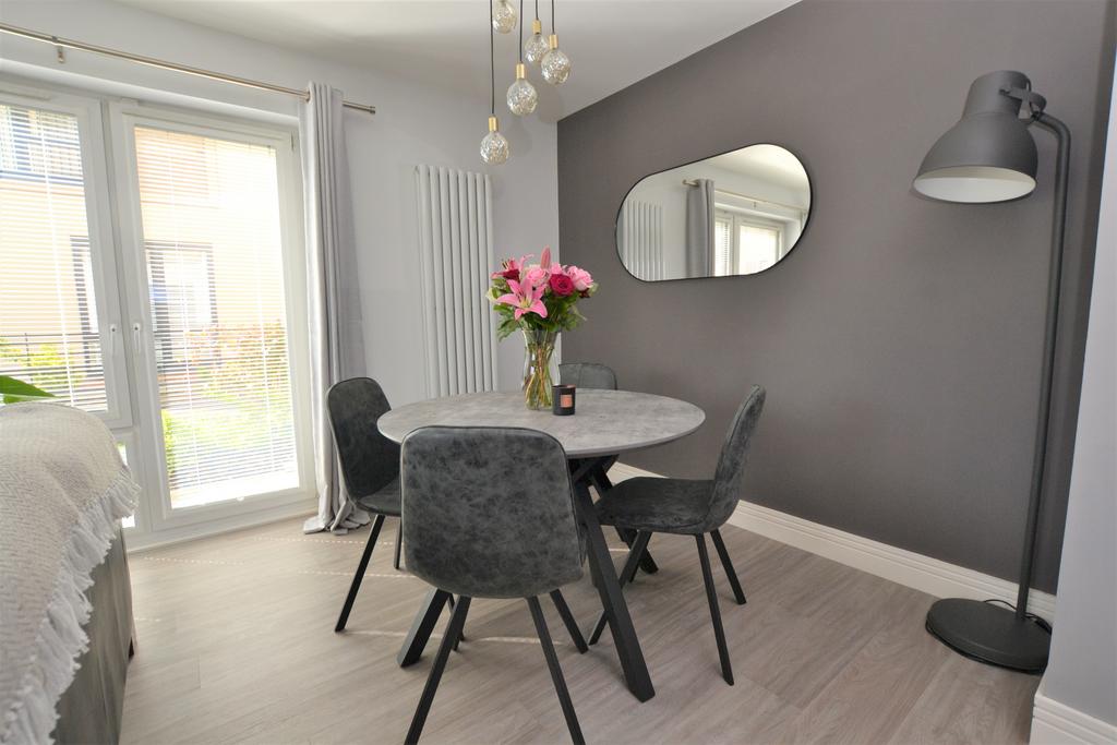 Lowrie Gait, South Queensferry, EH30 2 bed flat £1,250 pcm (£288 pw)
