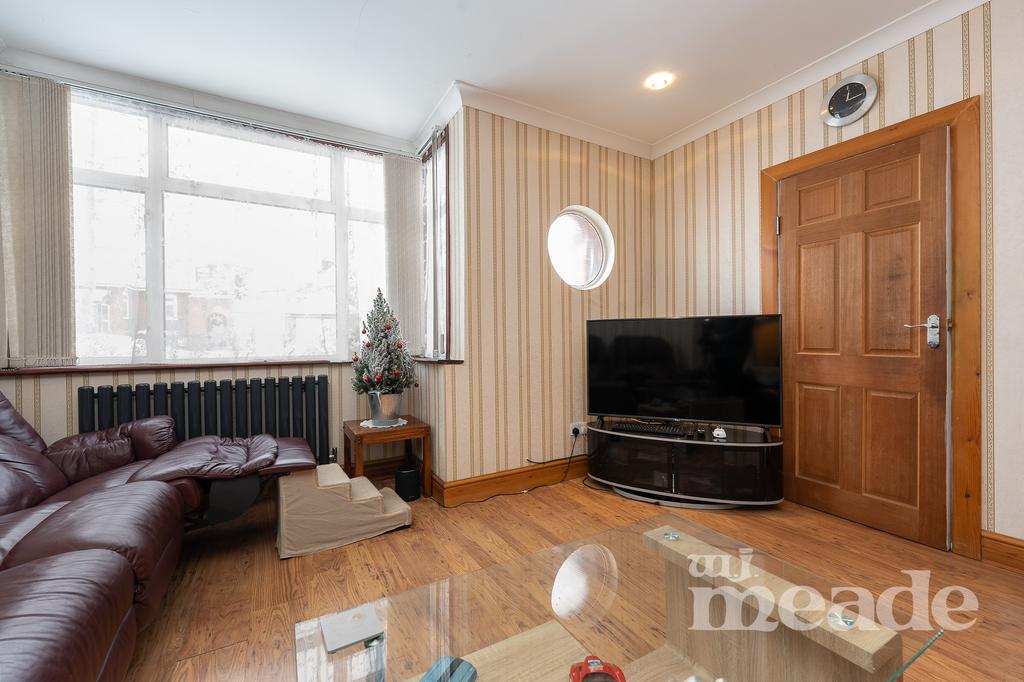 Dale View Crescent, Chingford, E4 3 bed semidetached house £730,000