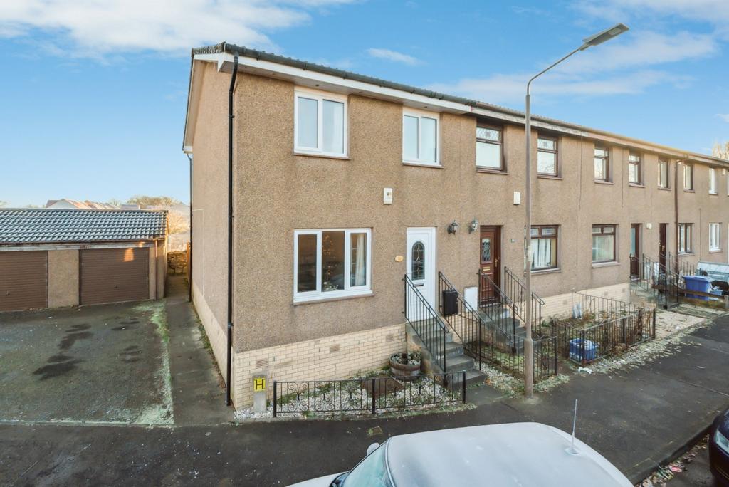 Earls Court, Alloa, Clackmannanshire... 3 bed semidetached house £95,000