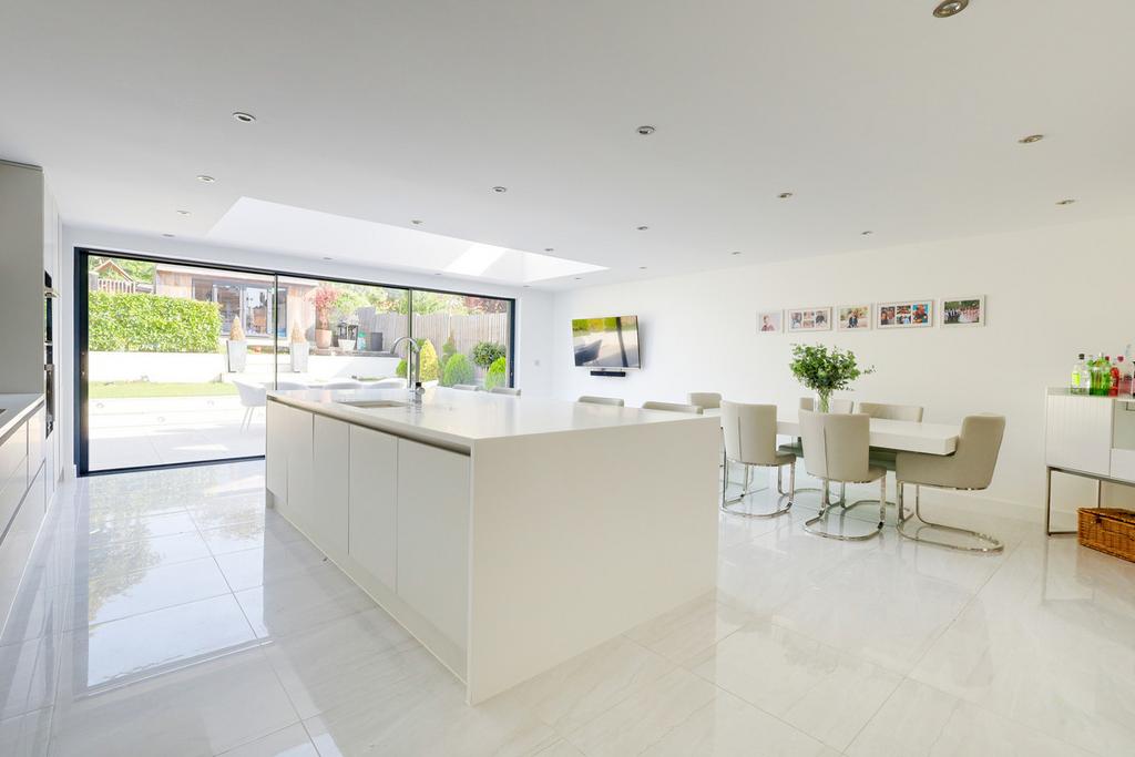 Cumberland Avenue, Benfleet, SS7 4 bed detached house for sale £650,000