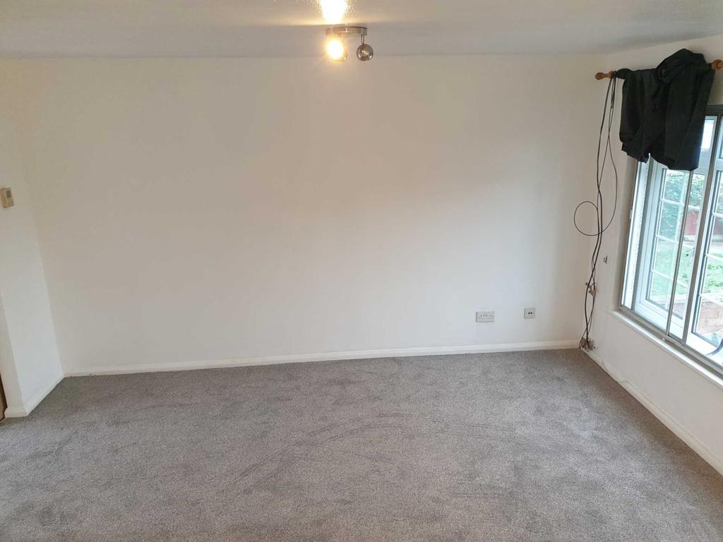Horton Road, Stanwell Moor 3 bed terraced house £1,600 pcm (£369 pw)