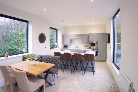 4 bedroom apartment to rent, Fawcett Lane, Leeds