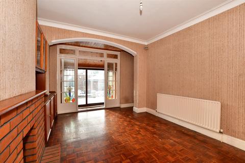 137 Woodford Avenue, Ilford, IG2 6UY