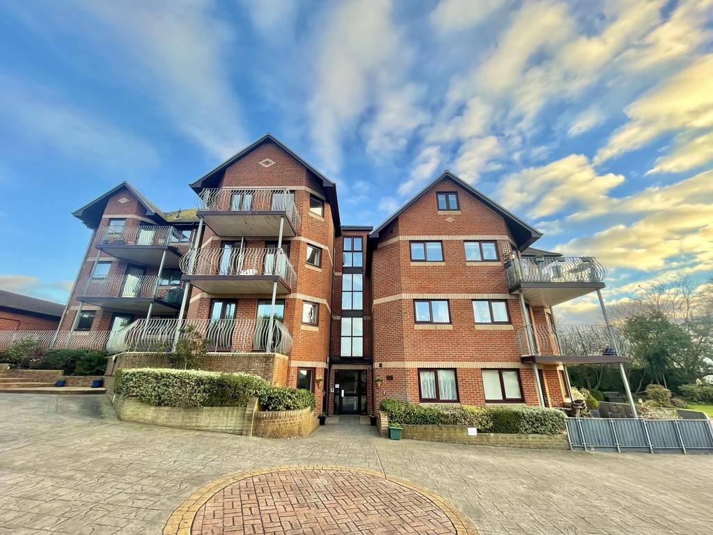 Raddenstile Lane, Exmouth 2 bed apartment £1,295 pcm (£299 pw)