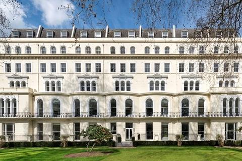 3 bedroom flat to rent, Kensington Gardens Square, London, W2