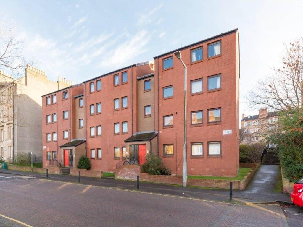 Dundee Terrace, Polwarth, Edinburgh 2 bed flat £925 pcm (£213 pw)