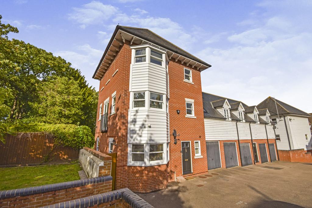 Belgrave Place, East Hill, Colchester 4 bed townhouse £1,750 pcm (£