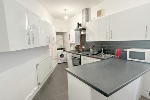 6 bedroom flat to rent, Annesley Grove