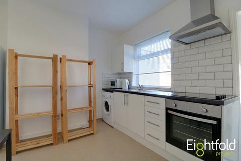 3 bedroom flat to rent, Totland Road, Brighton