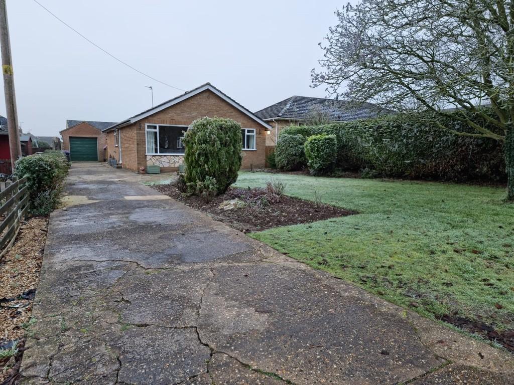 Princes Street, Metheringham 2 bed detached bungalow £875 pcm (£202 pw)