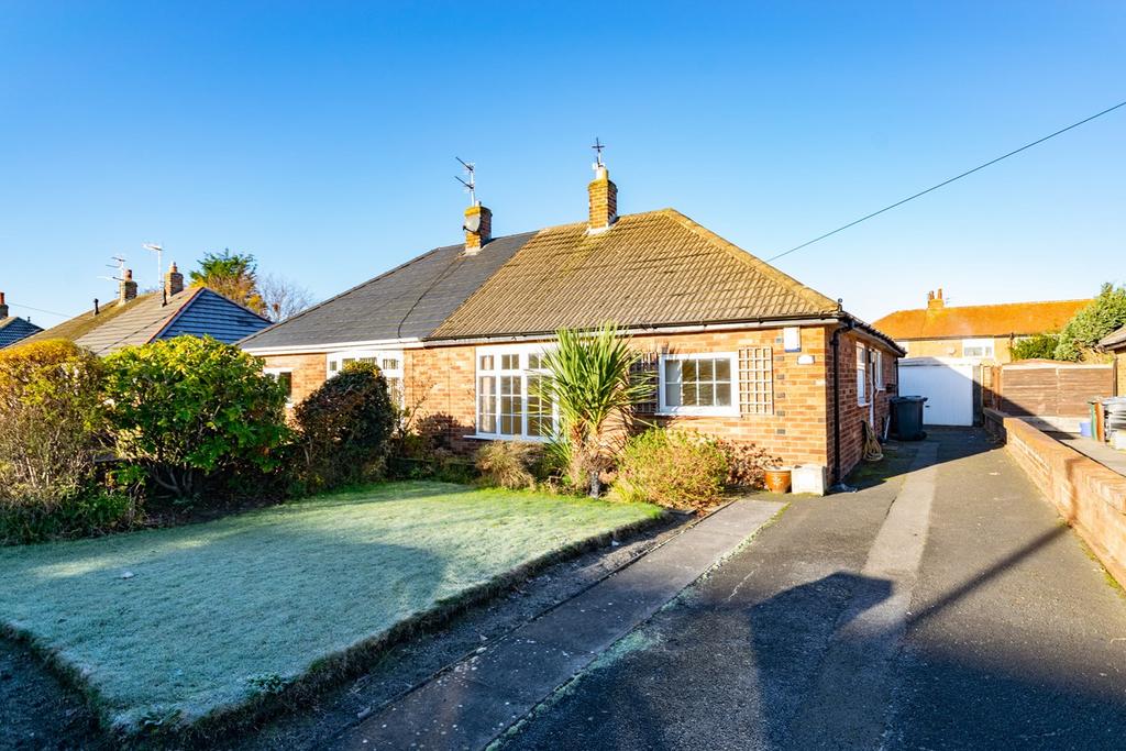 Singleton Avenue, Lytham St Annes, FY8 2 bed semidetached bungalow £