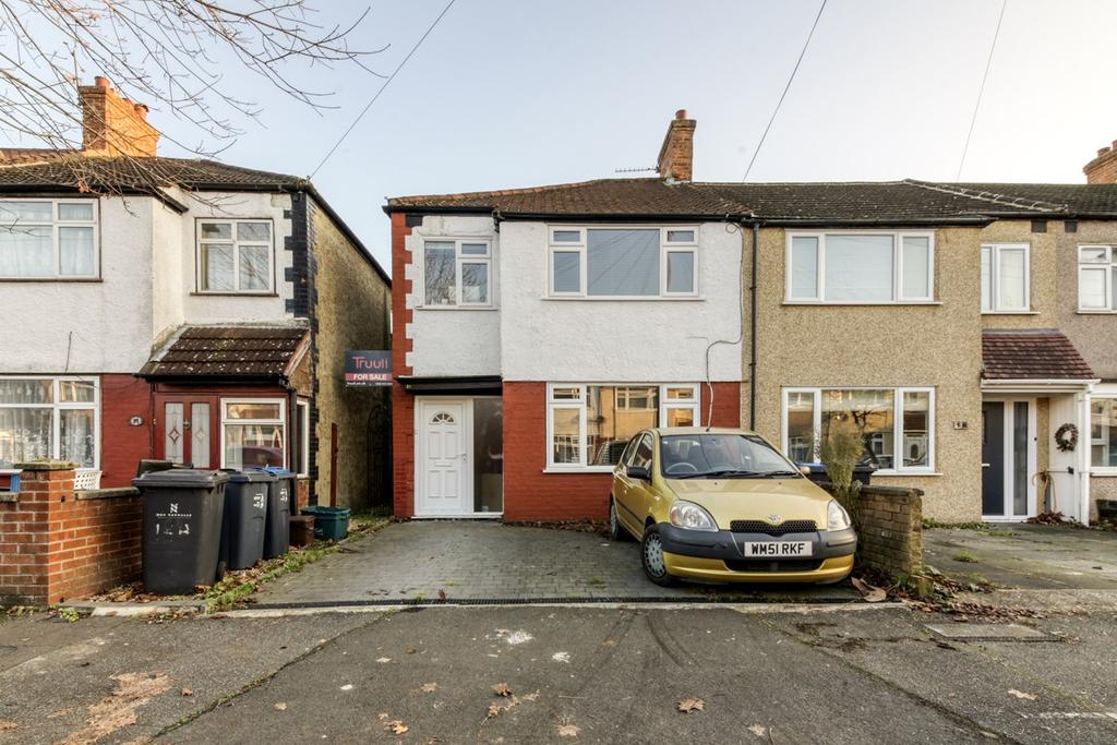 Rosemead Avenue, Mitcham, CR4 3 bed semidetached house £500,000