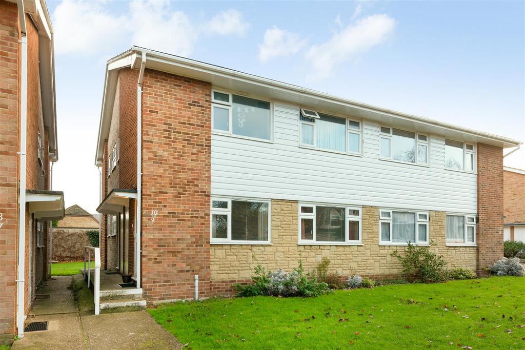 Maugham Court, Saddleton Road, Whitstable 2 bed flat £950 pcm (£219 pw)