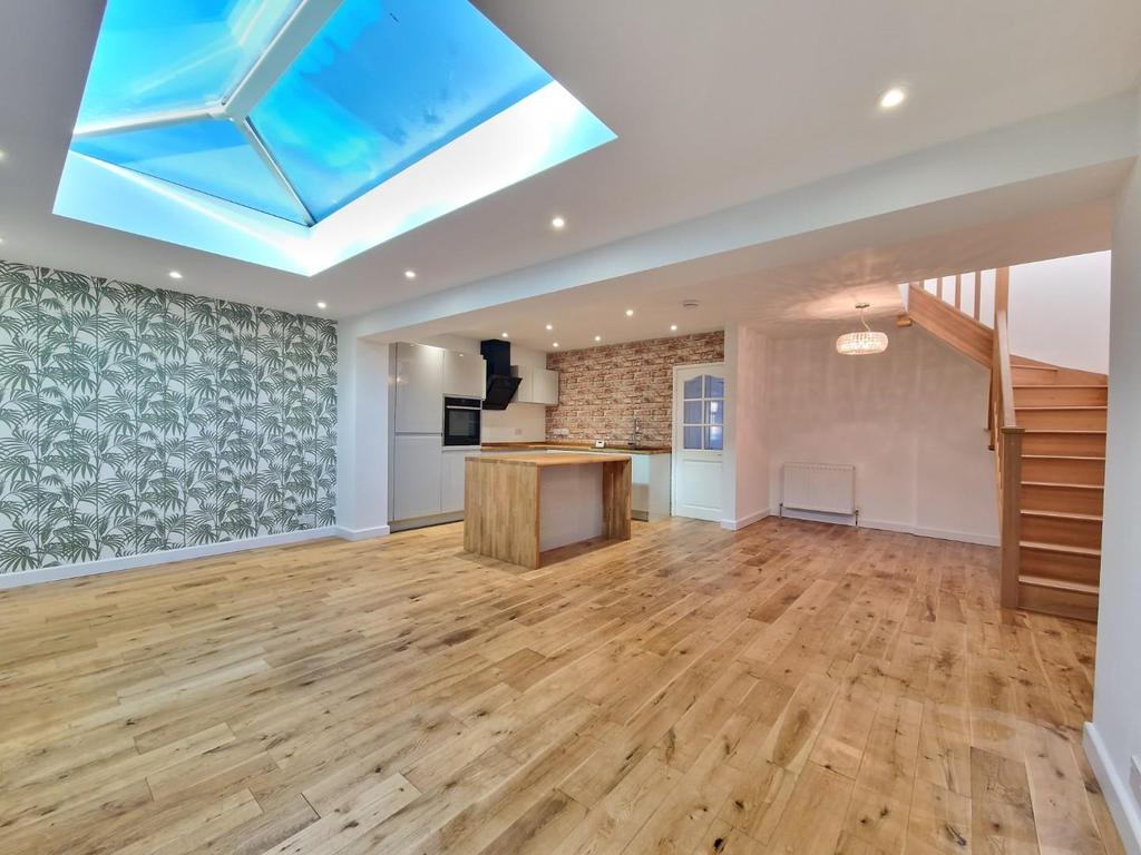 Maple Grove, York 2 bed semidetached bungalow £1,400 pcm (£323 pw)
