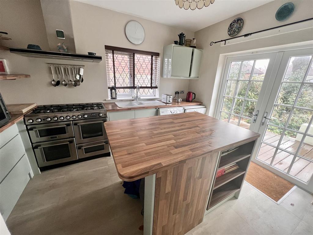 Sandgate Road, Hall Green, Birmingham 3 bed semidetached house for