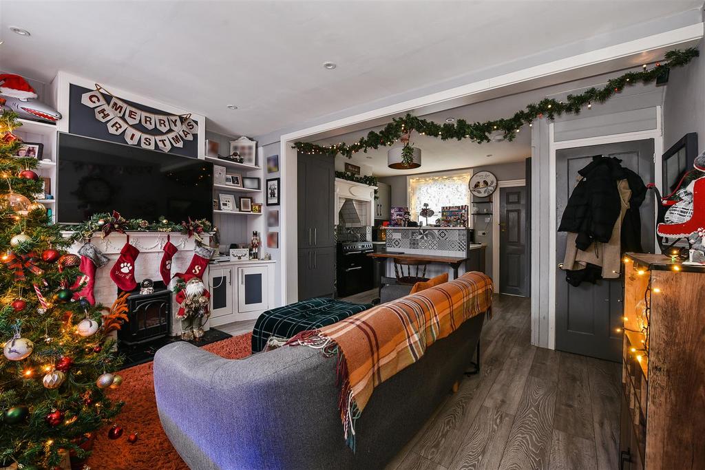 Rack Close, Andover 2 bed end of terrace house - £240,000
