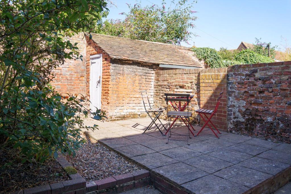 Love Lane, Canterbury 4 bed house £1,898 pcm (£438 pw)