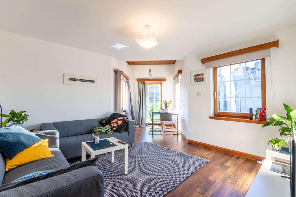 Sheriff Bank Edinburgh EH6 6ER United... 2 bed flat £1,050 pcm (£242 pw)