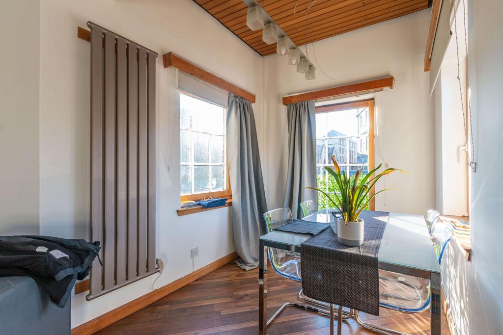 Sheriff Bank Edinburgh EH6 6ER United... 2 bed flat £1,050 pcm (£242 pw)