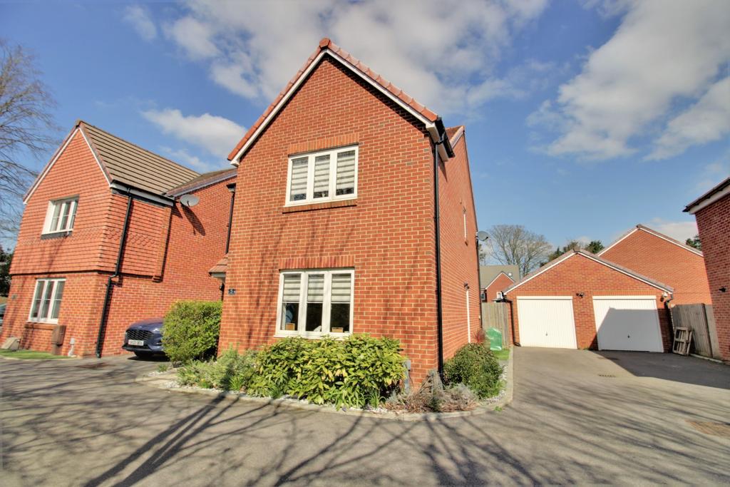 TAYLOR CLOSE, PURBROOK, WATERLOOVILLE 3 bed detached house for sale £