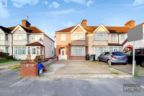 3 bedroom end of terrace house for sale, Clevedon Gardens, Cranford, TW5