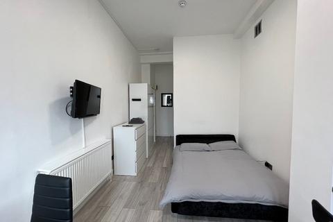 Studio to rent, Finchley Road, London