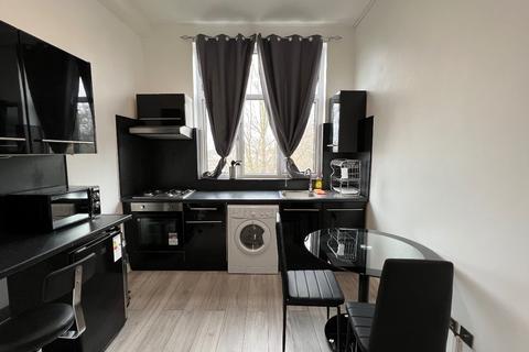 Studio to rent, Finchley Road, London