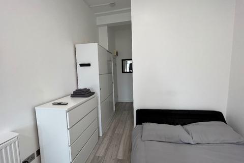 Studio to rent, Finchley Road, London