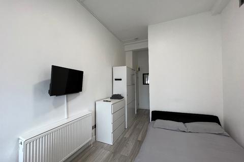 Studio to rent, Finchley Road, London