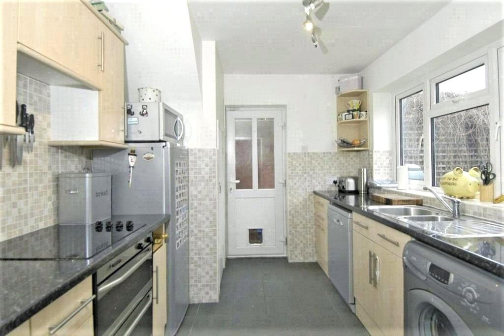 Spring Rise, Egham, Surrey, TW20 5 bed semidetached house £3,150 pcm