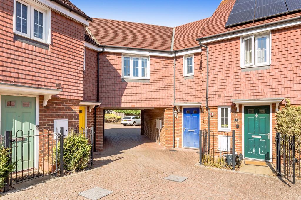 High Street, Billingshurst, RH14 2 bed terraced house £350,000