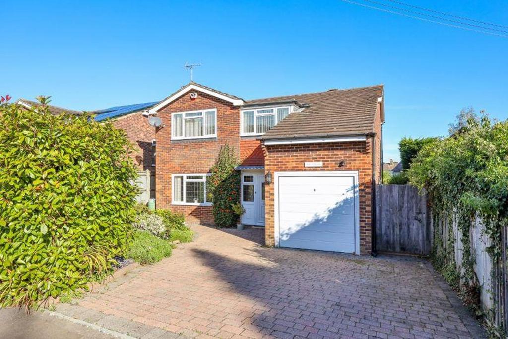 Oakwood Road, Burgess Hill, RH15 4 bed detached house £630,000