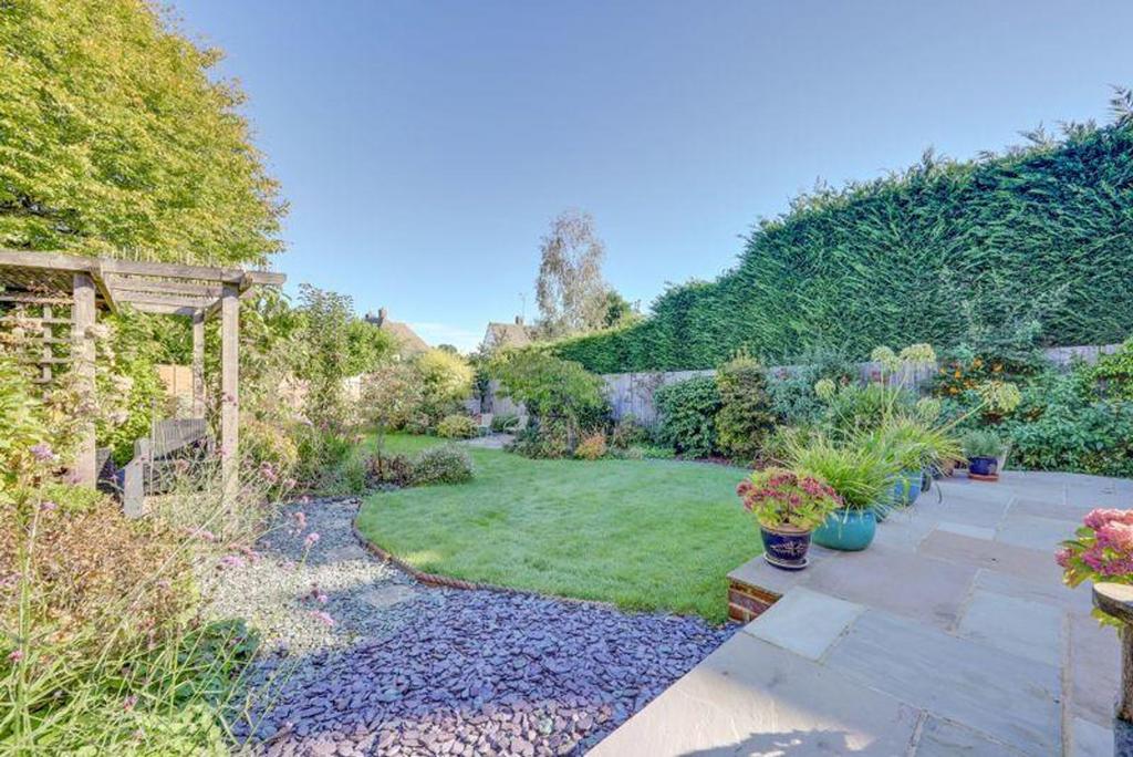 Oakwood Road, Burgess Hill, RH15 4 bed detached house £630,000