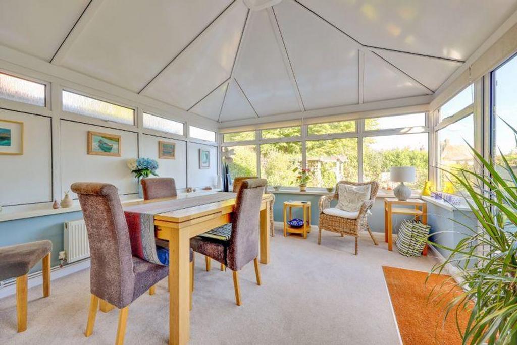 Oakwood Road, Burgess Hill, RH15 4 bed detached house £630,000