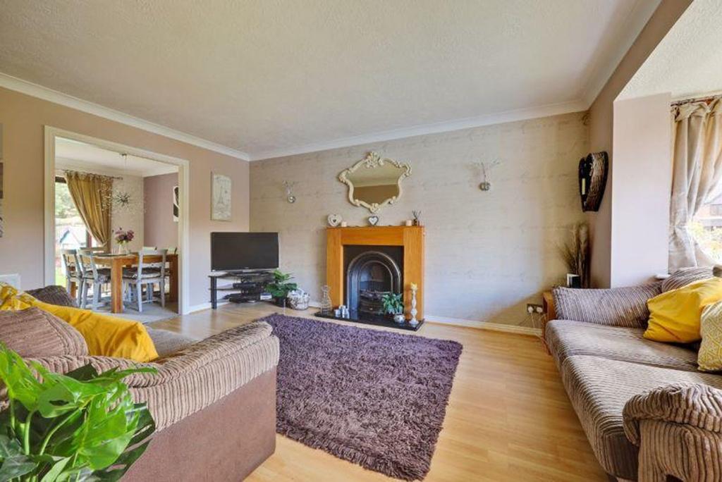 Coulstock Road, Burgess Hill, RH15 6 bed detached house £600,000