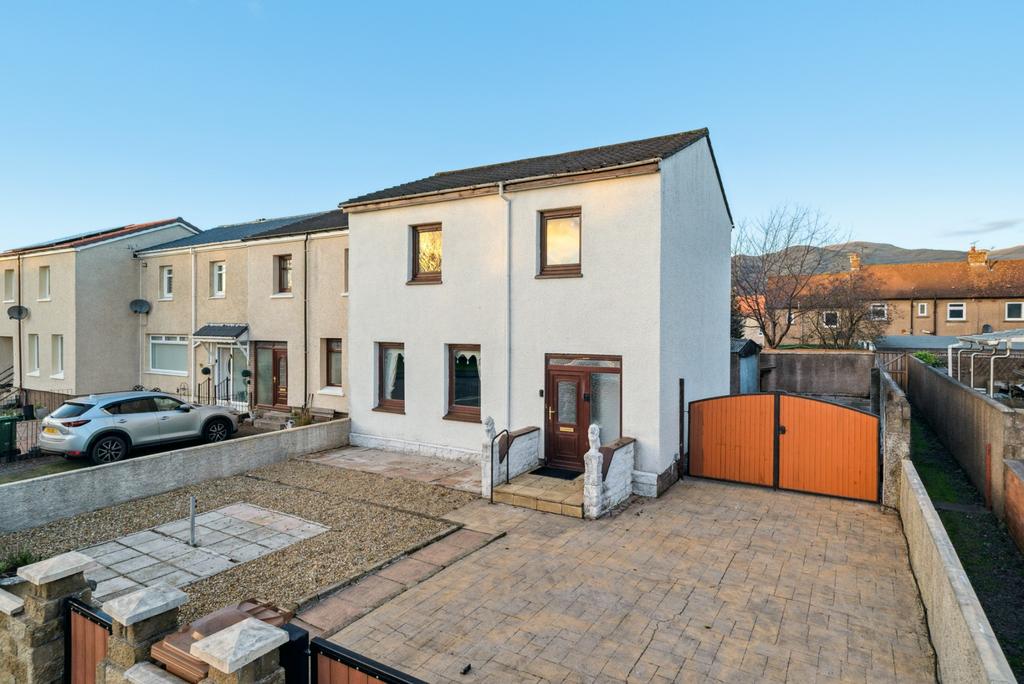 Ladywell Drive, Tullibody, Alloa, Clackmannanshire, FK10 2QS 3 bed end