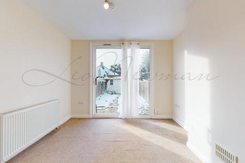 2 bedroom flat to rent, Tomswood Hill, Ilford, IG6