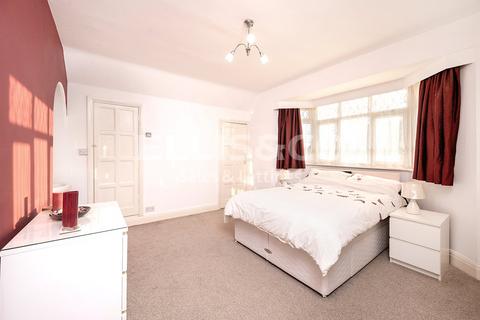 1 Croft Close, London, NW7 4QL
