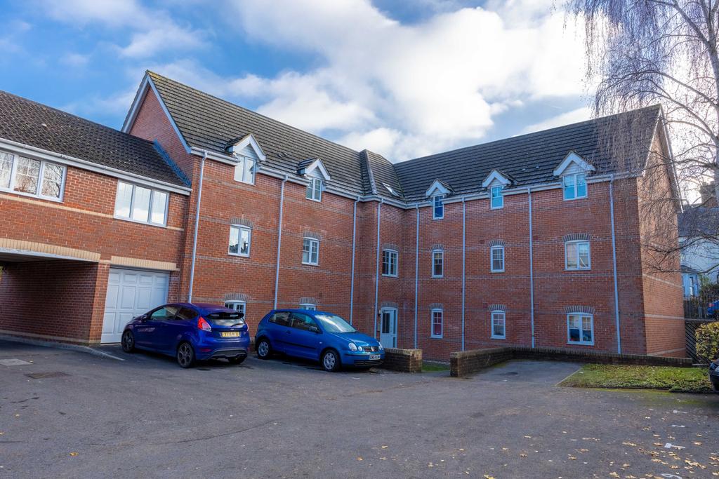 Kings Road, Newbury, RG14 2 bed flat £950 pcm (£219 pw)