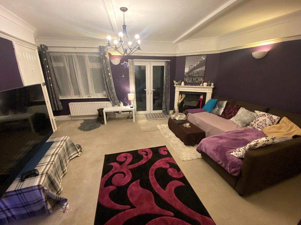 Godstone Road, CATERHAM, Surrey, CR3 2 bed apartment for sale £225,000
