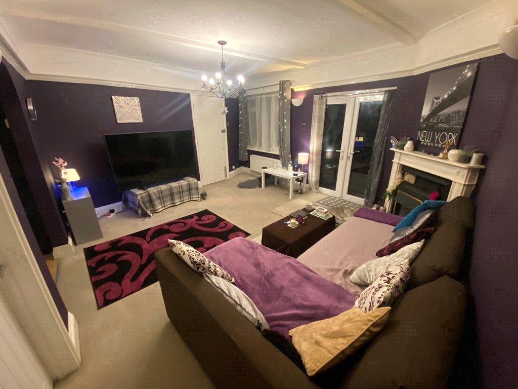 Godstone Road, CATERHAM, Surrey, CR3 2 bed apartment for sale £225,000