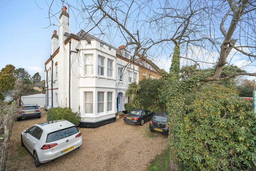 Rydens Road, WaltonOnThames, KT12 3 bed apartment for sale £499,950