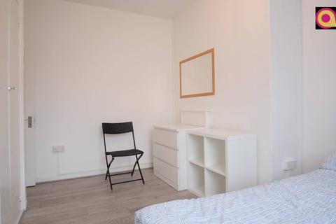 1 bedroom in a flat share to rent - Quaker Street, London E1