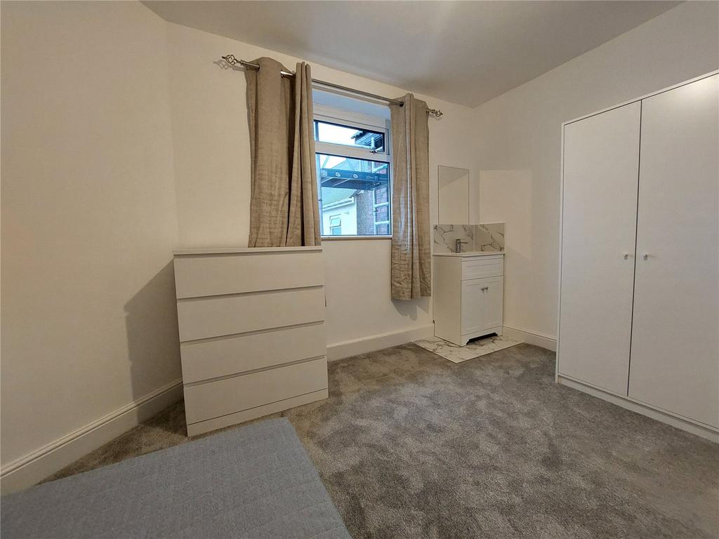 Hythe Road, Ashford, Kent, TN24 1 bed semidetached house £535 pcm (£