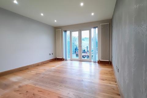 8 Middlebrook Crescent, Bradford, BD8 0EN