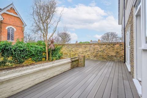 3 bedroom terraced house to rent, Angas Court, Weybridge