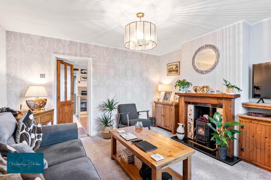 Harwich Road, Mistley, CO11 1LH 2 bed end of terrace house £280,000