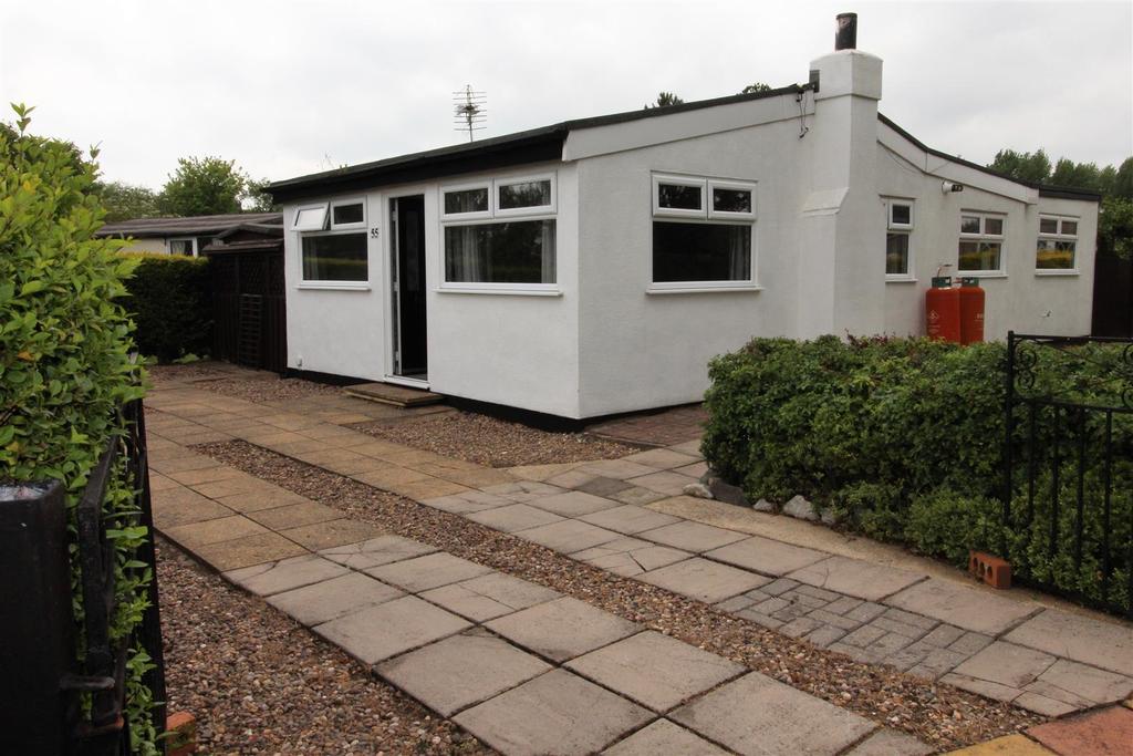 1st Main Road, Humberston Fitties, Grimsby, N.E. Lincs, DN36 4EX 3 bed detached bungalow for