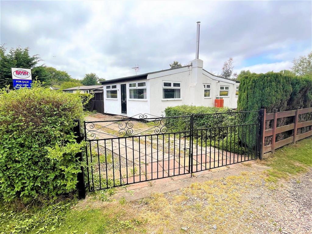 1st Main Road, Humberston Fitties, Grimsby, N.E. Lincs, DN36 4EX 3 bed chalet for sale £90,000